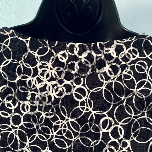 Simply Irresistible Black & White Abstract Print Ruched Top Size Medium - Picture 8 of 9